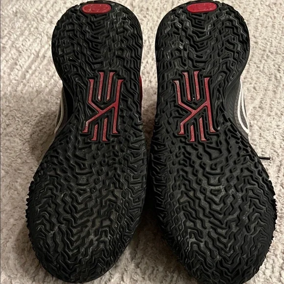 Nike Men Size 9 - Nike Kyrie Low 4 Bred Black/White/University Red - Picture 11 of 13